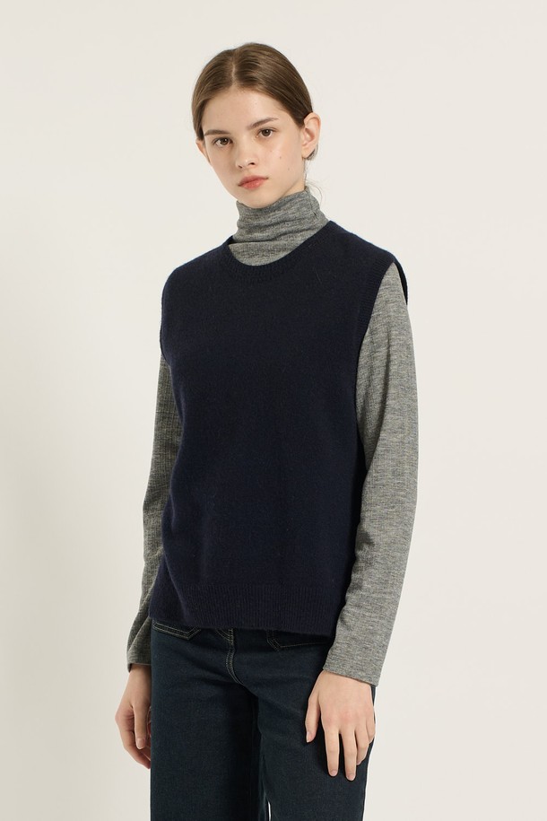 [25WT] 슬릿 디테일 라운드넥 니트 베스트 - DARK NAVY (다크 네이비) B5D9K50156는 여성용 상의 베스트입니다. 모, 면, 울 혼방 소재로 제작되어 부드러운 촉감과 보온성을 제공하며, 라운드넥 디자인과 레귤러핏으로 편안하게 착용할 수 있습니다. 무지 패턴에 슬릿 디테일이 더해져 세련된 느낌을 주는 이 베스트는 봄, 가을, 겨울 모두 활용 가능하며, 일상 및 캐주얼 스타일 모두 연출할 수 있습니다. 민소매 디자인으로 다양한 레이어링이 가능합니다.
