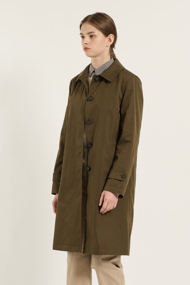 [25WT] 클래식 라이너 싱글 트렌치코트 - KHAKI BROWN (카키 브라운) B5D9N70185는 여성용 아우터로, 봄, 가을, 겨울 세 계절에 걸쳐 활용 가능한 롱 기장의 트렌치코트입니다. 캐주얼, 모던, 클래식 스타일을 아우르며, 무지 패턴에 레귤러 핏으로 제작되었습니다. 면과 폴리에스터 혼방 소재로 탄탄한 촉감을 제공하며, 싱글 버튼 여밈 방식과 긴 소매, 소매 버튼 디테일이 특징입니다. 라이너가 포함되어 보온성을 높였으며, 출근룩과 모임룩 모두에 잘 어울리는 제품입니다.
