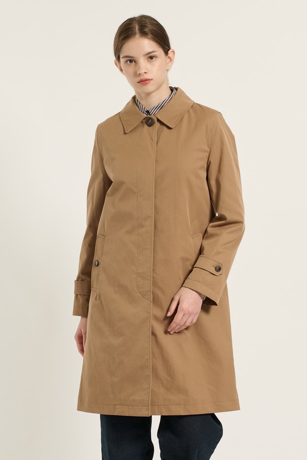[25WT] 클래식 라이너 싱글 트렌치코트 - CAMEL B5D9N70180는 여성 고객을 위한 아우터입니다. 카멜과 카키 브라운 두 가지 색상으로 제공되며, 봄, 가을, 간절기에 입기 좋습니다. 클래식, 캐주얼, 포멀, 모던 스타일을 아우르는 무지 디자인의 롱 기장 트렌치코트입니다. 싱글 버튼 여밈 방식에 슬림핏으로 떨어지며, 라이너가 포함되어 있고 소매 비조 디테일이 돋보입니다. 출근룩과 데이트룩에 모두 잘 어울리는 제품입니다.
