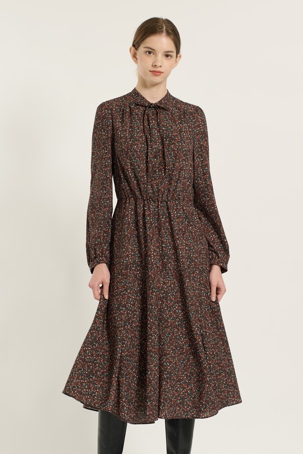 [25WT] 타이 플레어 프린트 원피스 - DARK BROWN B5D9O60175는 여성스러운 분위기를 자아내는 플레어 원피스입니다. 다크 브라운 및 엠 베이지 컬러로 출시되었으며, 플라워 프린트가 돋보이는 디자인입니다. 가을, 겨울, 간절기에 어울리는 얇은 두께감과 부드러운 촉감의 폴리에스터 소재로 제작되었습니다. 타이넥과 롱 기장의 A라인 플레어 스커트가 우아하고 세련된 스타일을 완성하며, 오피스룩, 하객룩, 데이트룩에 적합합니다. 레귤러핏으로 편안하게 착용 가능하며, 클래식, 로맨틱, 미니멀한 무드를 연출합니다.
