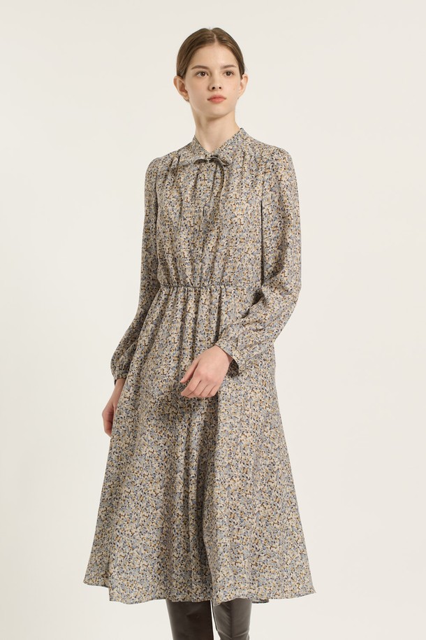 세련된 분위기를 연출하는 [25WT] 타이 플레어 프린트 원피스 - M BEIGE B5D9O60172입니다. 부드러운 폴리에스테르 소재로 제작되어 편안한 착용감을 선사하며, 가을과 겨울에 어울리는 긴 소매 디자인입니다. 플라워 프린트와 A라인 플레어 스커트가 페미닌하고 우아한 무드를 자아내며, 리본넥 디테일로 여성스러움을 더했습니다. 하객룩이나 모임룩으로 활용하기 좋으며, 클래식, 로맨틱, 미니멀 스타일을 즐겨 입는 여성분들께 추천합니다.
