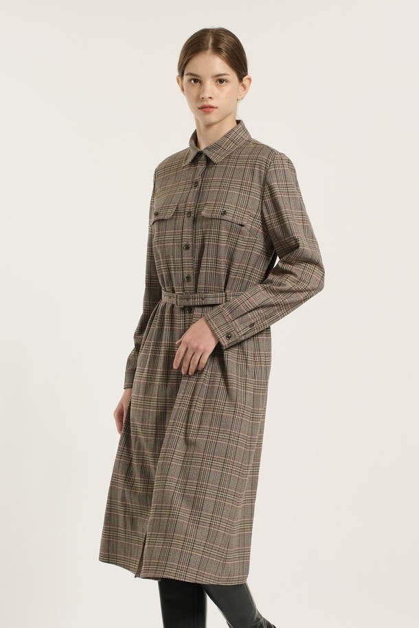 세련된 체크 패턴과 M BROWN 컬러가 돋보이는 [25WT] 체크 소재 셔츠형 원피스입니다. 부드러운 촉감과 유연함을 선사하는 폴리에스터, 레이온, 폴리우레탄, 면 혼방 소재로 제작되어 편안한 착용감을 제공합니다. 허리 벨트가 포함되어 있어 슬림핏 또는 레귤러핏으로 연출 가능하며, 버튼 디테일과 앞면 버튼으로 클래식하고 우아한 분위기를 더합니다. 긴 소매 기장과 카라 디자인은 봄, 가을, 겨울, 그리고 사계절 모두 활용 가능하며, 출근룩, 데이트룩, 오피스룩 등 다양한 TPO에 맞춰 세련된 스타일을 완성해 보세요.
