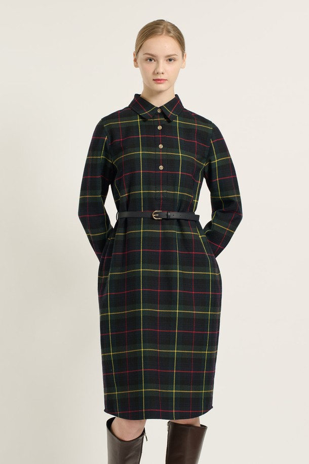 세련된 H라인 실루엣의 [25WT] H라인 체크 원피스 - DARK GREEN (다크 그린)입니다. 부드러운 촉감과 편안한 착용감을 선사하며, 가을과 겨울 시즌에 어울리는 두께감으로 제작되었습니다. 카라넥 디자인과 긴 소매, 그리고 허리 벨트 디테일이 클래식하고 우아한 분위기를 더합니다. 체크 패턴과 다크 그린 컬러의 조화가 세련된 무드를 연출하며, 오피스룩, 하객룩, 모임룩 등 다양한 TPO에 활용 가능합니다. 안감이 있어 더욱 안정적인 착용감을 제공합니다.

