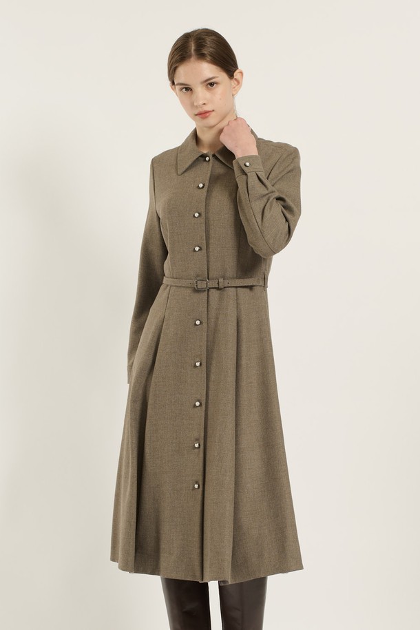 세련된 무드의 [25WT] 벨티드 플레어 원피스 - M BROWN B5D9O61079입니다. M BROWN 컬러의 이 원피스는 가을, 겨울 시즌에 어울리는 긴소매 디자인으로, 클래식하고 모던한 스타일을 연출합니다. 허리 벨트 세트와 앞 단추 디테일이 특징이며, 플레어 A라인 치마핏으로 여성스러운 실루엣을 강조합니다. 오피스룩, 하객룩, 데이트룩 등 다양한 TPO에 활용 가능하며, 슬림핏과 레귤러핏으로 핏을 선택할 수 있습니다. 카라넥 디자인의 롱 원피스로 시크하고 미니멀한 스타일을 완성해보세요.
