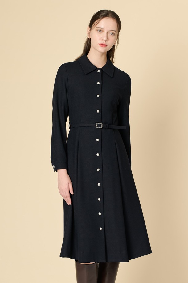 세련된 분위기를 연출하는 [25WT] 벨티드 플레어 원피스 - DARK NAVY B5D9O61056입니다. 슬림핏으로 떨어지는 A라인 플레어 스커트가 여성스러운 실루엣을 강조하며, 허리 벨트가 포함되어 있어 허리 라인을 더욱 돋보이게 합니다. 카라넥 디자인과 앞 단추, 싱글 버튼 디테일이 클래식하고 우아한 무드를 선사하며, 봄, 가을, 겨울 시즌에 활용하기 좋습니다. 오피스룩, 하객룩, 모임룩 등 다양한 TPO에 맞춰 미니멀하고 세련된 스타일을 연출해보세요. 롱 기장의 DARK NAVY 컬러 무지 원피스로, 당신의 옷장에 특별함을 더해줄 것입니다.
