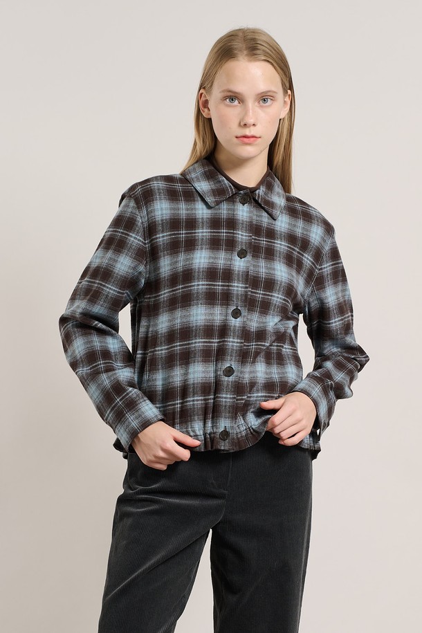 **[25WT] 체크 윈터 셔츠 - 라이트 블루 A5W9B40451**는 여성용 셔츠/블라우스로, 겨울철 출근룩에 적합한 캐주얼 스타일의 제품입니다. 라이트 블루 컬러의 체크 패턴이 돋보이며, 루즈핏과 긴 소매, 브이넥 디자인으로 편안하면서도 세련된 느낌을 선사합니다. 두꺼운 두께감으로 따뜻함을 더하며, 윈터 셔츠 특유의 포근한 착용감을 느낄 수 있습니다. 캐주얼, 클래식, 미니멀 스타일을 모두 아우르는 디자인으로 다양한 연출이 가능합니다.
