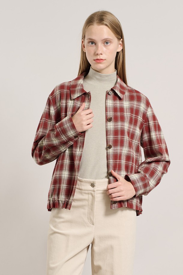 [25WT] 체크 윈터 셔츠 - DARK RED A5W9B40425는 여성용 셔츠/블라우스로, 겨울 시즌에 어울리는 두꺼운 두께감의 긴소매 셔츠입니다. 다크 레드의 체크 패턴이 돋보이며, 부드러운 촉감의 면 소재로 제작되었습니다. 차이나칼라와 버튼 여밈 방식으로 캐주얼, 베이직, 클래식, 미니멀 스타일을 연출할 수 있습니다. 일상 및 출근룩에 활용하기 좋은 윈터 시리즈 제품입니다.
