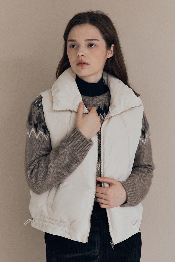 [25WT] 밴드넥 볼륨 베스트 - CREAM A5W9F50214는 여성스러운 실루엣을 연출하는 크림 컬러의 베스트입니다. 밴드넥 디자인과 레귤러 핏으로 제작되었으며, 캐주얼, 클래식, 미니멀 스타일을 모두 소화할 수 있습니다. 가을, 겨울 시즌에 적합하며, 두꺼운 두께감과 부드러운 촉감의 폴리에스테르 소재로 제작되어 포근함을 선사합니다. 볼륨감 있는 디자인과 패딩 안감으로 보온성을 높였으며, 출근룩으로도 활용 가능합니다. 무지 패턴으로 어떤 옷에도 쉽게 매치할 수 있는 활용도 높은 아이템입니다.
