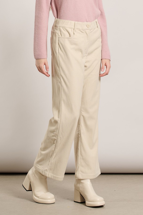 [25WT] 밴딩 코듀로이 팬츠 - 라이트 베이지 A5W9G39471는 부드러운 촉감의 코듀로이 소재로 제작된 여성용 와이드 핏 팬츠입니다. 가을과 겨울에 따뜻하게 착용할 수 있으며, 밴딩 디자인으로 편안한 착용감을 제공합니다. 라이트 베이지 컬러의 무지 디자인으로 베이직하고 캐주얼한 스타일을 연출할 수 있습니다. 넉넉한 루즈핏과 긴 기장으로 다양한 상의와 매치하기 용이합니다. 캐주얼, 클래식, 미니멀 스타일을 즐겨 입는 여성분들께 추천합니다.
