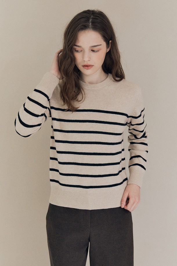 [25WT] 스트라이프 라운드넥 풀오버 - BLACK A5W9K40199는 여성용 상의로, 가을과 겨울에 착용하기 좋은 두꺼운 울 소재의 니트/스웨터입니다. 블랙 컬러에 베이직하고 캐주얼한 스트라이프 패턴이 돋보이며, 레귤러 핏의 긴소매 라운드넥 디자인으로 제작되었습니다. 부드러운 촉감과 풀오버 스타일로 편안한 착용감을 선사하며, 캐주얼, 클래식, 미니멀 스타일 연출에 활용하기 좋습니다. 일상복으로 활용하기 좋은 아이템입니다.
