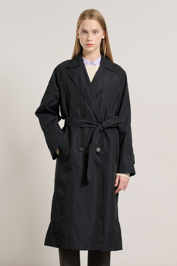 [25WT] 퀼팅 내피 탈부착형 트렌치 - DARK NAVY A5W9N70156는 여성용 아우터 트렌치코트입니다. 다크 네이비 색상의 레귤러핏으로, 봄, 가을에 착용하기 좋습니다. 무지 디자인에 더블 버튼 여밈 방식을 적용하여 클래식하고 베이직한 스타일을 연출합니다. 특히, 퀼팅 내피가 탈부착 가능하여 보온성을 조절할 수 있습니다. 출근룩, 오피스룩, 모임룩 등 다양한 TPO에 미니멀하고 시크한 스타일을 더해보세요.
