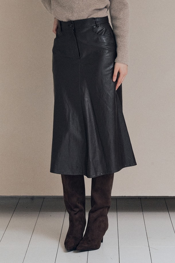 [25WT] 페이크 레더 롱 스커트 - DARK BROWN A5W9S20575는 여성용 롱 스커트입니다. 다크 브라운 색상의 인조 가죽 소재로 제작되어 가을, 겨울에 착용하기 좋습니다. A라인의 레귤러핏으로 모던하고 미니멀한 스타일을 연출하며, 뻣뻣한 촉감과 두꺼운 두께감이 특징입니다. 데이트룩, 모임룩, 미니멀, 클래식, 시크 스타일을 즐겨 입는 분들께 추천합니다. 무지 디자인으로 다양한 상의와 매치하기 용이합니다.
