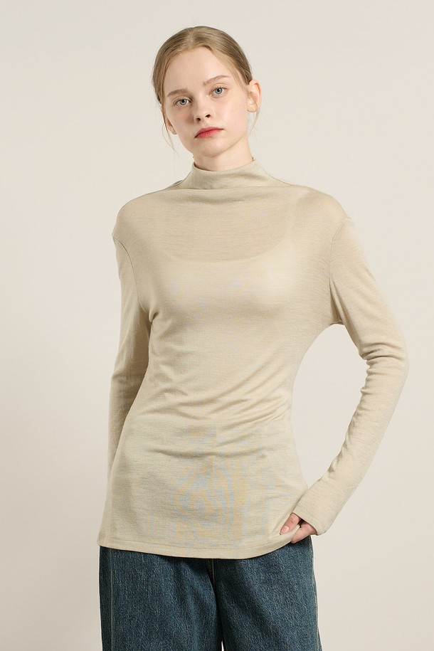 "[25WT] 울 소프트 폴라 티셔츠 - LIGHT BEIGE A5W9X40171"는 부드러운 촉감의 울 소재로 제작되어 가을, 겨울철 따뜻하게 착용하기 좋은 여성 폴라 티셔츠입니다. 라이트 베이지 컬러의 무지 디자인으로, 베이직한 스타일을 선호하는 분들께 추천드립니다. 레귤러핏과 레귤러 기장으로 편안한 착용감을 선사하며, 출근룩, 모임룩 등 다양한 TPO에 활용할 수 있습니다. 클래식, 미니멀, 캐주얼 등 어떤 스타일에도 잘 어울려 활용도가 높은 아이템입니다. 부드러운 소프트 터치로 피부에 닿는 감촉이 좋습니다.
