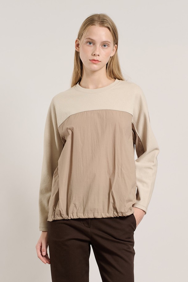 [25WT] 배색 져지 블라우스 - LIGHT BEIGE A5W9X40371는 여성스러운 스타일을 연출하는 블라우스입니다. 라이트 베이지와 브라운 컬러의 배색 디자인이 돋보이며, 얇고 부드러운 져지 소재로 제작되어 편안한 착용감을 선사합니다. 라운드넥과 7부 소매 기장, 레귤러핏 디자인으로 어떤 하의와도 잘 어울려 출근룩 또는 모임룩으로 활용하기 좋습니다. 미니멀하고 베이직한 스타일로, 봄, 가을 시즌에 제격입니다.
