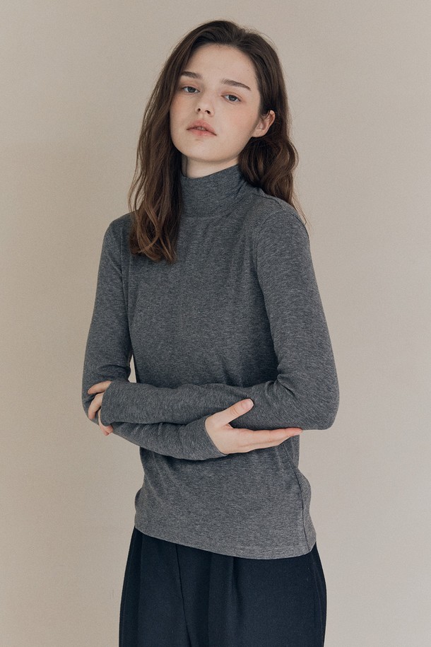 [25WT] 베이직 져지 풀오버는 여성용 풀오버로, 가을과 겨울에 따뜻하게 입을 수 있는 두꺼운 져지 소재의 제품입니다. 라이트 그레이 색상의 무지 디자인에 레귤러핏과 터틀넥이 적용되어 베이직하면서도 세련된 스타일을 연출합니다. 긴 소매 기장과 부드러운 촉감으로 편안한 착용감을 선사하며, 데일리 아이템으로 활용하기 좋습니다. 클래식, 미니멀, 캐주얼 등 다양한 스타일과 매치하여 폭넓게 활용할 수 있습니다.
