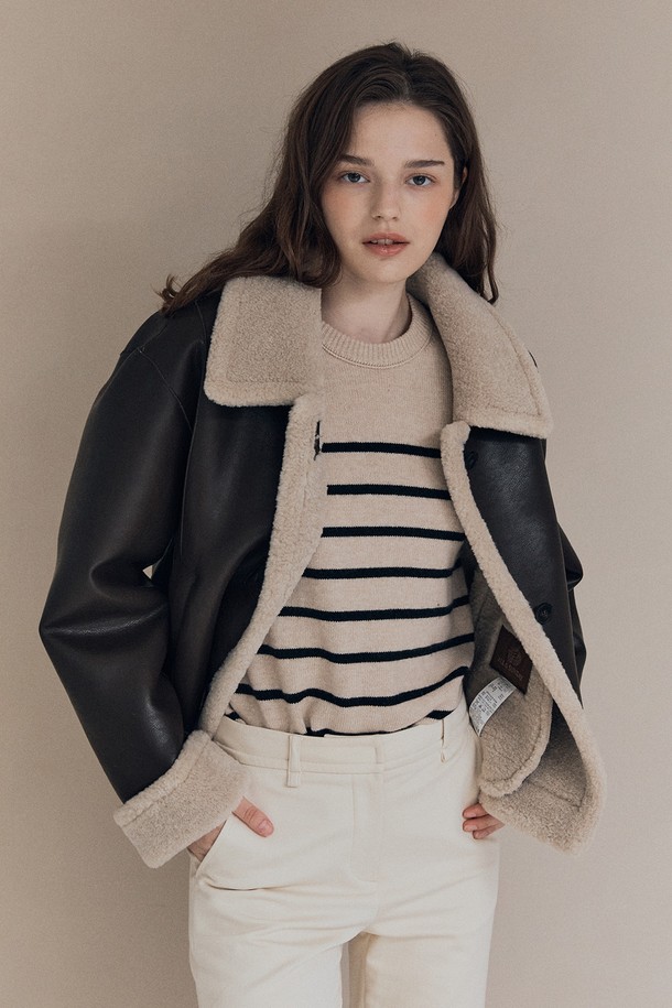 [25WT] 모노윈터 페이크레더 무스탕 - DARK BROWN A5WAF81175는 여성용 아우터 무스탕입니다. 다크 브라운 컬러의 무지 디자인으로, 겨울철 캐주얼 및 베이직 스타일 연출에 적합합니다. 두꺼운 두께감의 인조가죽 소재로 제작되어 부드러운 촉감을 제공하며, 긴 소매와 버클 여밈 방식으로 디자인되었습니다. 레귤러핏과 페이크 레더, 퍼 트리밍 디테일이 특징이며, 일상복으로 활용하기 좋습니다.
