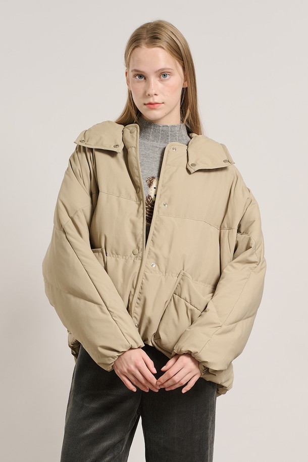 [25WT] 후드 탈착 코쿤다운 - LIGHT BEIGE A5WAF81271는 겨울철 데일리룩에 어울리는 여성용 다운 점퍼입니다. 베이직한 디자인에 무지 패턴으로 미니멀, 클래식, 캐주얼 스타일을 연출하기 좋습니다. 부드러운 촉감의 나일론, 폴리에스터 혼방 소재로 제작되었으며, 넉넉한 루즈핏과 크롭 기장으로 편안하게 착용할 수 있습니다. 후드는 탈착 가능하며, 방풍 기능과 보온성을 갖춰 추운 날씨에도 따뜻하게 입을 수 있습니다. 거위 솜털과 깃털 안감으로 뛰어난 보온성을 제공하며, 지퍼와 스냅으로 여밈이 가능합니다.
