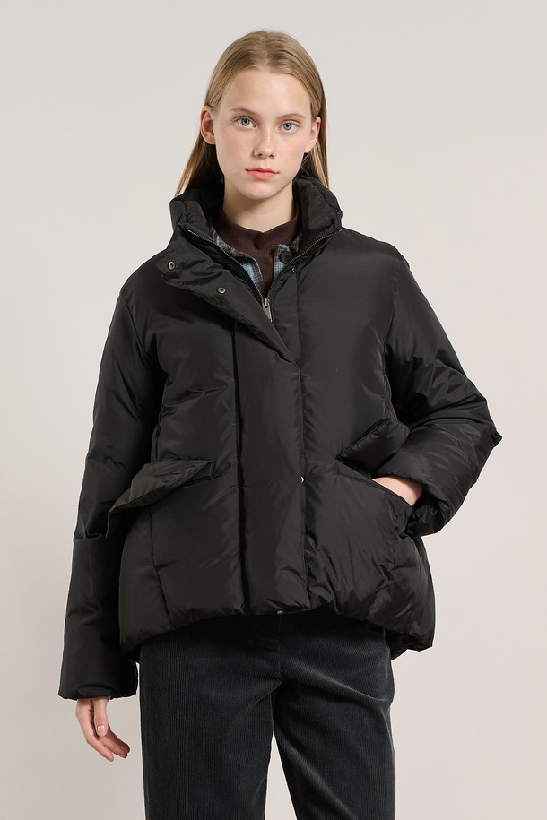 [25WT] 밴드넥 구스다운 - BLACK A5WAF81699는 여성용 아우터로, 추운 겨울철 일상에서 따뜻하게 착용할 수 있는 구스다운 패딩입니다. 블랙 컬러의 무지 디자인으로 미니멀, 클래식, 캐주얼 스타일을 모두 소화할 수 있으며, 오버핏 크롭 기장으로 트렌디함을 더했습니다. 부드러운 촉감의 두꺼운 구스다운 충전재가 뛰어난 보온성을 제공하며, 밴드넥 디자인과 버튼 여밈으로 깔끔한 실루엣을 연출합니다. 긴 소매 기장으로 더욱 따뜻하게 착용 가능합니다.
