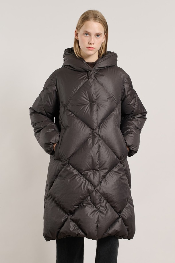 [25WT] 후드 빅 다이아 구스다운 - DARK GRAY A5WAF82417는 추운 겨울, 당신을 따뜻하게 감싸줄 여성용 롱 기장의 구스다운 아우터입니다. 다크 그레이 컬러에 베이직한 스타일로, 어떤 옷에도 쉽게 매치할 수 있으며, 오버핏 디자인으로 편안한 착용감을 선사합니다. 
빅 다이아 퀄팅 디자인이 돋보이며, 부드러운 촉감과 두꺼운 두께로 뛰어난 보온성을 제공합니다. 후드 타입에 집업 스타일로 간편하게 입고 벗을 수 있으며, 긴 소매 기장으로 더욱 따뜻하게 몸을 보호합니다. 여행룩, 캠핑룩 등 다양한 TPO에 활용 가능하며, 미니멀, 클래식, 캐주얼 스타일을 즐기는 분들께 추천합니다.
