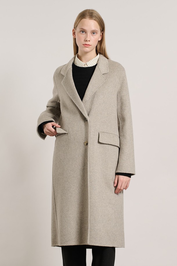 [25WT] 핸드메이드 투버튼 롱코트 - M BEIGE A5WAH82372는 여성용 롱 코트로, 가을과 겨울에 어울리는 두꺼운 울 소재의 핸드메이드 코트입니다. 베이지 색상에 미니멀하고 클래식한 스타일을 더했으며, 오버핏으로 편안한 착용감을 선사합니다. 더블 버튼 디테일과 긴 소매가 특징이며, 오피스룩, 출근룩, 모임룩 등 다양한 TPO에 활용할 수 있습니다. 무지 디자인으로 시크하고 세련된 분위기를 연출합니다.
