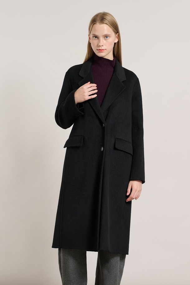 [25WT] 핸드메이드 투버튼 롱코트 - BLACK A5WAH82399는 여성용 롱코트입니다. 울 소재로 제작되어 가을과 겨울에 따뜻하게 착용할 수 있으며, 두꺼운 두께감으로 포근함을 더합니다. 미니멀하고 베이직한 스타일의 무지 디자인에 더블 버튼 여밈으로 클래식한 분위기를 연출합니다. 레귤러핏으로 제작되었으며, 출근룩, 오피스룩, 모임룩 등 다양한 TPO에 활용 가능합니다. 시크한 스타일을 선호하는 고객에게 추천합니다.
