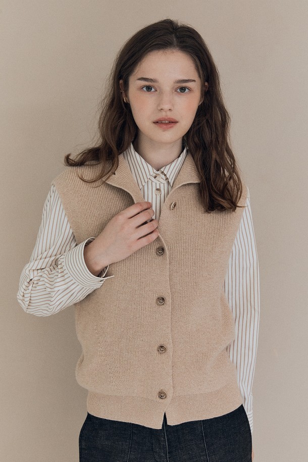 [25WT] 투웨이 글리터리 베스트 - 라이트 베이지 A5WAK51171는 여성용 베스트입니다. 가을과 겨울에 어울리는 두꺼운 두께감의 니트 소재로 제작되었으며, 부드러운 촉감을 선사합니다. 하이넥 디자인과 민소매 스타일로, 베이직한 스타일에 글리터 디테일이 더해져 포인트를 줍니다. 레귤러핏으로 편안하게 착용 가능하며, 크롭 기장으로 다양한 스타일 연출에 활용할 수 있습니다. 미니멀하고 클래식한 스타일을 선호하는 분들께 추천합니다.
