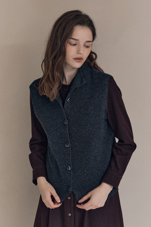 [25WT] 투웨이 글리터리 베스트 - CHARCOAL GRAY A5WAK51198는 차콜 그레이 색상의 여성용 베스트입니다. 울 소재로 제작되어 가을, 겨울에 착용하기 좋으며, 라운드넥에 레귤러핏으로 제작되었습니다. 베이직하면서도 클래식한 스타일을 연출하며, 글리터 패턴과 투웨이 디자인이 특징입니다. 출근룩과 모임룩 모두에 활용 가능하며, 뻣뻣한 촉감과 두꺼운 두께감으로 따뜻함을 더합니다.
