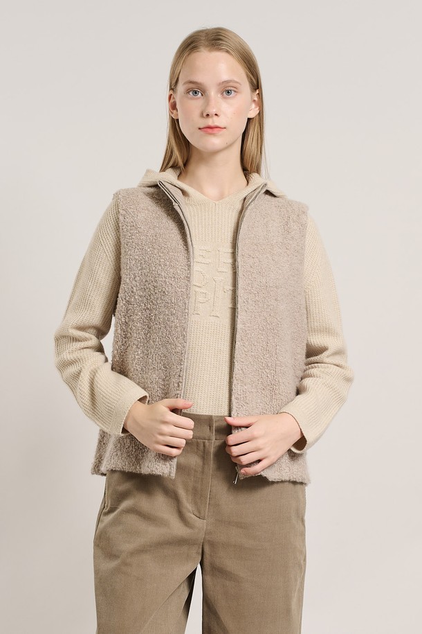 [25WT] 루플리 베스트 - LIGHT BEIGE A5WAK51271은 캐주얼, 미니멀, 클래식 스타일을 아우르는 여성용 베스트입니다. 라이트 베이지 컬러의 무지 디자인으로, 가을과 겨울에 따뜻하게 착용할 수 있습니다. 부드러운 촉감의 양털 또는 플리스 소재로 제작되어 두꺼운 두께감을 자랑하며, 집업 방식으로 간편하게 여밀 수 있습니다. 레귤러핏과 민소매 디자인으로 편안한 착용감을 선사하며, 집콕룩과 산책룩 등 다양한 상황에서 활용하기 좋습니다. 
