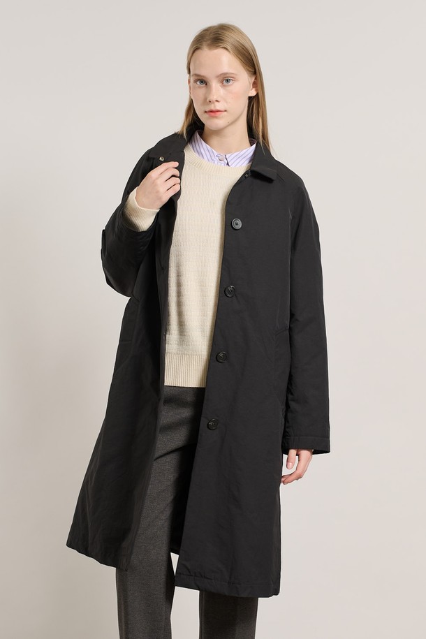 [25WT] 래글런 라이너 트랜치코트 - BLACK A5WAN71199는 여성용 아우터로, 봄/가을 계절에 착용하기 좋은 블랙 컬러의 트렌치코트입니다. 래글런 슬리브 디자인과 탈부착 가능한 라이너가 특징이며, 레귤러핏으로 제작되어 편안한 착용감을 선사합니다. 무지 패턴에 싱글 버튼 여밈 방식으로, 클래식하면서도 베이직한 스타일을 연출하며, 부드러운 폴리에스테르 소재로 제작되어 촉감이 좋습니다. 오피스룩, 출근룩, 모임룩 등 다양한 TPO에 활용 가능하며, 미니멀하고 시크한 스타일을 완성합니다.
