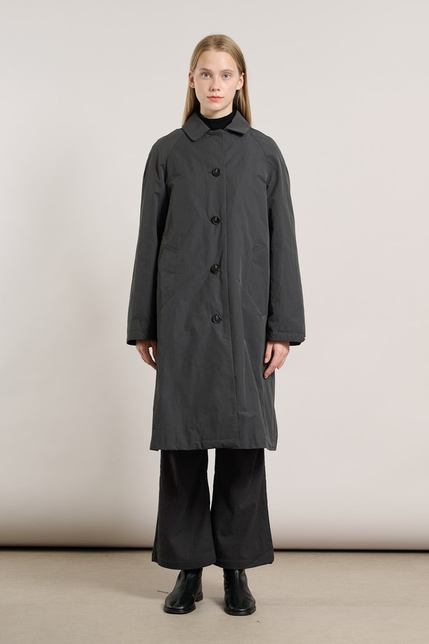 [25WT] 래글런 라이너 트랜치코트 - CHARCOAL GRAY A5WAN71198는 여성용 트렌치코트입니다. 차콜 그레이 색상의 무지 디자인으로, 클래식하고 베이직한 스타일을 연출합니다. 봄, 가을에 적합하며, 래글런 슬리브와 라이너 분리 기능이 특징입니다. 레귤러핏과 싱글버튼 여밈으로, 출근룩, 오피스룩, 모임룩 등 다양한 TPO에 활용 가능합니다. 부드러운 폴리에스테르 소재로 제작되었으며, 레귤러 기장의 긴 소매 트렌치코트입니다.
