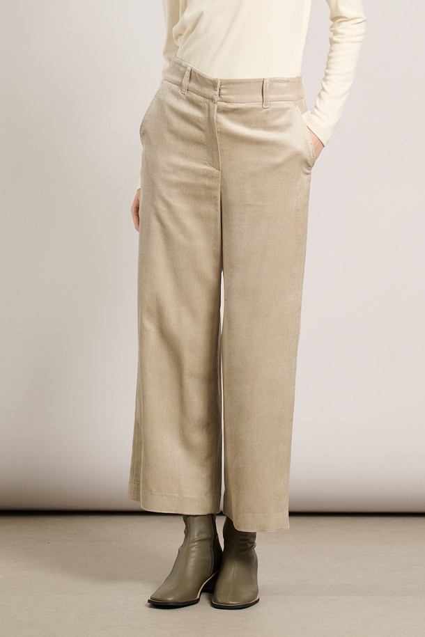 [25WT] 코듀로이 와이드 팬츠는 가을, 겨울 시즌에 어울리는 여성용 코듀로이 와이드 팬츠입니다. 라이트 베이지 컬러의 무지 디자인으로, 베이직하면서도 캐주얼한 스타일을 연출합니다. 루즈핏으로 편안하게 착용 가능하며, 두꺼운 두께감과 부드러운 촉감의 코듀로이 소재가 따뜻한 착용감을 선사합니다. 출근룩이나 모임룩 등 다양한 TPO에 활용 가능하며, 캐주얼, 클래식, 미니멀 스타일 모두 소화할 수 있습니다. 와이드한 실루엣이 특징이며, 밴딩 처리가 없는 디자인입니다.
