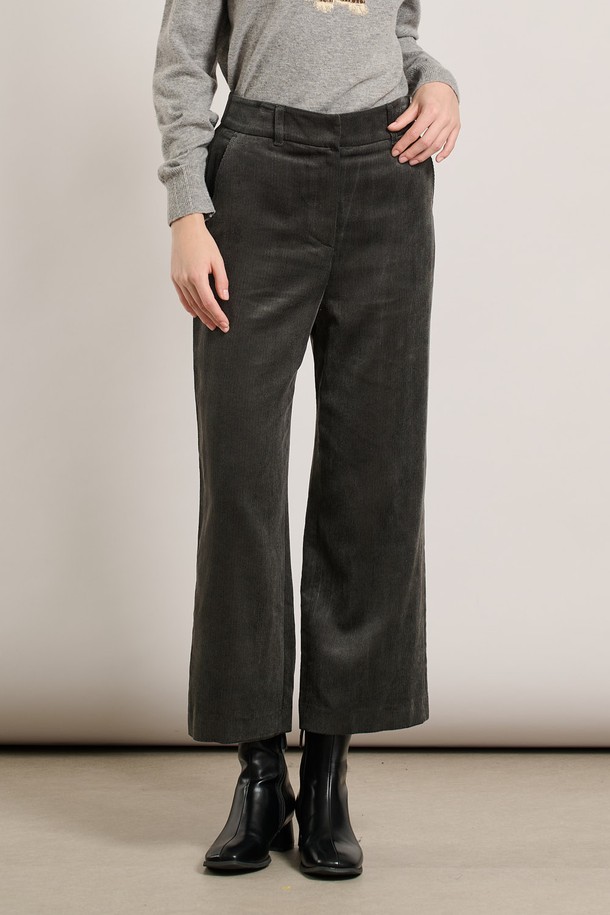 [25WT] 코듀로이 와이드 팬츠 - DARK GRAY A5WAP32217는 여성용 바지로, 가을과 겨울에 착용하기 좋은 두께감 있는 코듀로이 소재의 와이드 핏 팬츠입니다. 짙은 다크 그레이 컬러에 무지 패턴으로 디자인되어 캐주얼, 미니멀, 클래식 스타일을 연출하기 좋습니다. 출근룩으로 활용하기 좋으며, 편안하면서도 세련된 스타일을 완성해 줍니다. 밴딩이 없는 긴 기장의 바지로, 와이드한 핏이 특징입니다.
