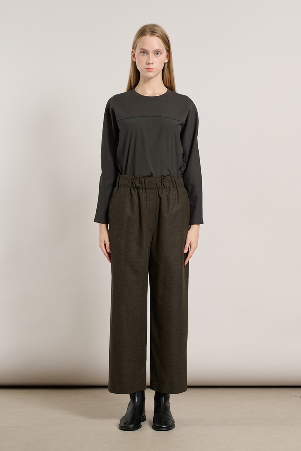 [25WT] 밴딩 와이드 팬츠 - 다크 카키 A5WAP32383은 캐주얼, 미니멀, 클래식 스타일을 아우르는 여성용 와이드 팬츠입니다. 톤 다운된 다크 카키 컬러로 가을, 겨울 시즌에 어울리는 차분한 분위기를 연출합니다. 밴딩 처리로 편안한 착용감을 제공하며, 루즈핏 디자인으로 활동성을 높였습니다. 일상에서 편안하게 착용할 수 있으며, 출근룩으로도 활용 가능한 실용적인 아이템입니다. 
