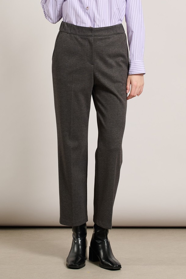 [25WT] 와끼밴딩 일자핏 팬츠 - CHARCOAL GRAY A5WAP38498는 여성 의류로, 베이직한 스타일의 일상복 및 출근룩으로 활용하기 좋은 긴바지입니다. 차콜 그레이 컬러의 무지 디자인으로 미니멀, 클래식, 캐주얼 등 다양한 스타일을 연출할 수 있습니다. 허리 부분 와끼밴딩 디테일로 편안한 착용감을 제공하며, 다리가 길어 보이는 일자핏 디자인이 특징입니다. 사계절 모두 활용 가능한 실용적인 아이템입니다.
