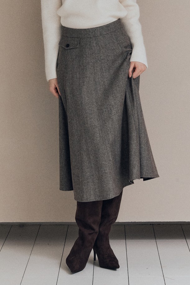 [25WT] 헤링본 플레어 스커트 - BROWN A5WAS21374는 클래식하고 베이직한 스타일의 여성용 플레어 스커트입니다. 브라운 컬러의 울 소재로 제작되어 가을과 겨울에 따뜻하게 착용할 수 있으며, 두꺼운 두께감과 뻣뻣한 촉감이 특징입니다. 헤링본 패턴이 돋보이며, A라인 실루엣의 플레어핏으로 여성스러운 분위기를 연출합니다. 오피스룩, 모임룩, 데이트룩 등 다양한 TPO에 활용 가능하며, 미니멀, 시크 스타일을 선호하는 분들께 추천합니다.
