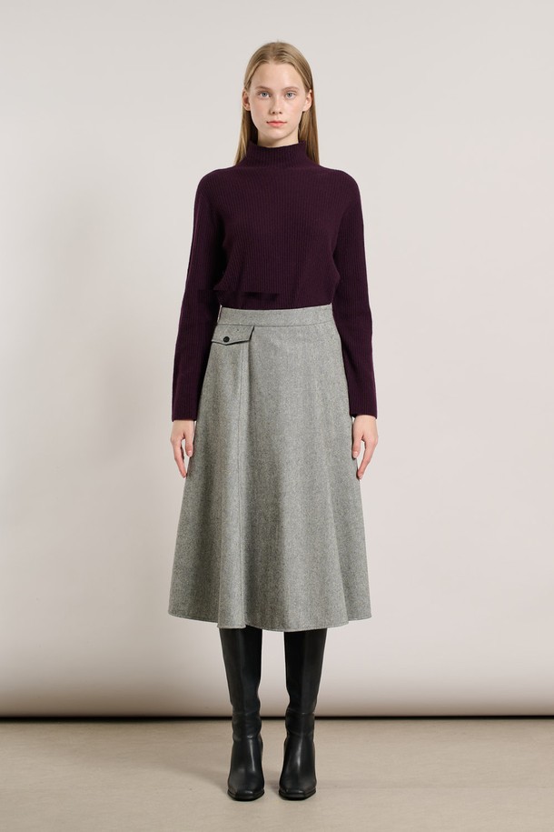 [25WT] 헤링본 플레어 스커트 - BLACK A5WAS21399는 가을, 겨울 시즌에 어울리는 여성용 플레어 스커트입니다. 울 소재로 제작되어 부드러운 촉감과 두꺼운 두께감으로 따뜻하게 착용할 수 있습니다. 클래식하고 베이직한 무드의 블랙 컬러 헤링본 패턴이 특징이며, A라인 실루엣의 플레어핏으로 여성스러운 분위기를 연출합니다. 오피스룩, 출근룩, 모임룩 등 다양한 TPO에 활용 가능하며, 미니멀, 시크 스타일을 선호하는 분들께 추천합니다.
