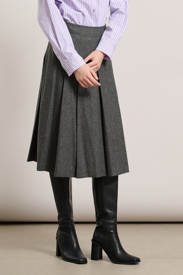 [25WT] 턱 플레어 스커트 - CHARCOAL GRAY (차콜 그레이) A5WAS21498는 여성용 플레어 스커트입니다. 울 소재로 제작되어 가을, 겨울에 따뜻하게 착용할 수 있으며, 두꺼운 두께감과 뻣뻣한 촉감이 특징입니다. 턱 디테일과 A라인 플리츠 디자인이 클래식하고 미니멀한 스타일을 연출합니다. 오피스룩, 출근룩, 모임룩 등 다양한 TPO에 활용 가능하며, 차콜 그레이 색상에 레귤러핏으로 제작되었습니다.
