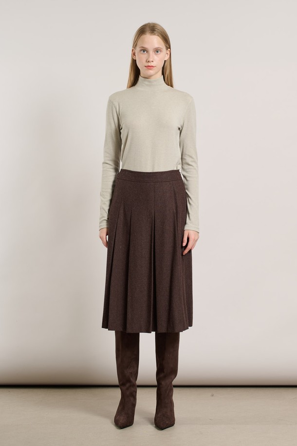 세련된 무드의 턱 플레어 스커트입니다. 다크 브라운 컬러로 가을, 겨울 시즌에 어울리는 차분하고 클래식한 분위기를 연출합니다. 턱 디테일이 더해져 플레어 라인의 여성스러운 실루엣을 더욱 돋보이게 합니다. 출근룩, 오피스룩, 모임룩 등 다양한 TPO에 활용하기 좋으며, 미니멀, 시크 스타일에 매치하여 세련된 스타일을 완성할 수 있습니다. 베이직한 디자인으로 유행을 타지 않고 오래도록 즐겨 입을 수 있는 아이템입니다.

