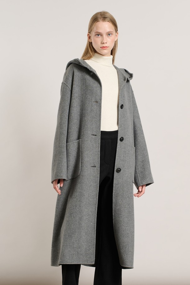 [25WT] 롱 후드 핸드메이드 코트 - MULTI M GRAY A5WBH83297는 여성용 코트로, 가을과 겨울에 착용하기 좋은 오버핏의 롱 기장 핸드메이드 코트입니다. 부드러운 촉감의 울 소재로 제작되었으며, 후드 디자인으로 캐주얼한 느낌을 더했습니다. 베이직하고 미니멀한 스타일로 출근룩, 모임룩, 데이트룩 등 다양한 TPO에 활용 가능합니다. 그레이 컬러의 무지 디자인으로 클래식, 미니멀, 시크한 스타일을 연출하기 좋습니다. 긴 소매와 버튼 여밈 방식으로 따뜻함과 세련됨을 동시에 갖춘 아이템입니다.
