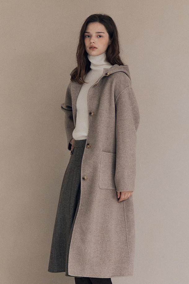 [25WT] 롱후드 핸드메이드코트 - M BEIGE A5WBH83272는 여성 고객을 위한 베이지 색상의 롱 후드 핸드메이드 코트입니다. 가을, 겨울 시즌에 어울리는 두꺼운 울 소재로 제작되어 부드러운 촉감을 선사하며, 루즈핏 디자인으로 편안한 착용감을 제공합니다. 미니멀하고 베이직한 스타일로 출근룩에 활용하기 좋으며, 무지 디자인과 버튼 여밈 방식을 갖추어 깔끔한 실루엣을 연출합니다. 긴 소매 기장의 후드 코트로, 간결하면서도 세련된 분위기를 완성합니다.
