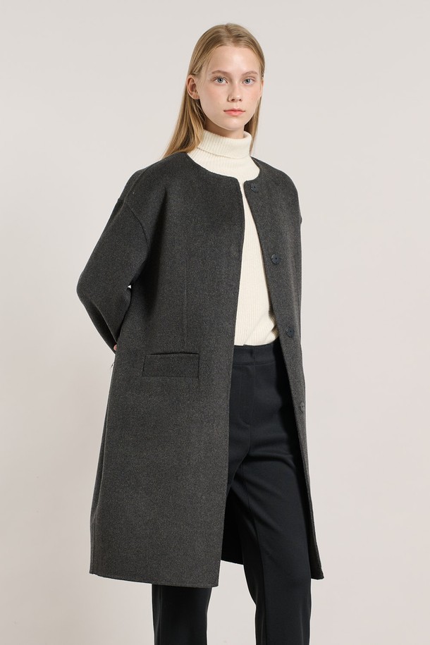 [25WT] 후드 탈부착 핸드메이드 코트 - CHARCOAL GRAY A5WBH83498는 가을, 겨울 시즌에 어울리는 여성용 코트입니다. 차콜 그레이 색상의 무지 패턴으로 미니멀하고 클래식한 스타일을 연출하며, 오버핏으로 편안한 착용감을 선사합니다. 울 소재로 제작되어 두꺼운 두께감을 자랑하며, 후드 탈부착이 가능하여 다양한 스타일을 연출할 수 있습니다. 싱글 버튼 여밈 방식과 긴 소매 기장으로 세련된 디자인을 완성하여 출근룩, 오피스룩, 모임룩 등 TPO에 적합하며, 클래식, 미니멀, 시크 스타일에 잘 어울립니다.
