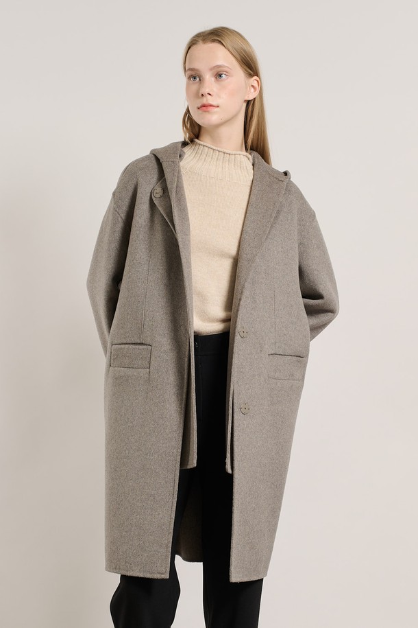 [25WT] 후드 탈부착 핸드메이드 코트 - M BROWN A5WBH83479는 여성 고객을 위한 브라운 컬러의 핸드메이드 코트입니다. 울 소재로 제작되어 가을과 겨울, 두꺼운 두께감으로 따뜻하게 착용할 수 있습니다. 오버핏 디자인에 싱글 버튼 여밈 방식으로, 미니멀하고 클래식한 무드를 연출합니다. 후드가 탈부착 가능하여 다양한 스타일을 소화할 수 있으며, 출근룩, 오피스룩, 모임룩 등 TPO에 맞춰 시크하게 연출하기 좋습니다. 긴 소매 기장의 무지 패턴 코트로, 활용도 높은 데일리 아이템입니다.
