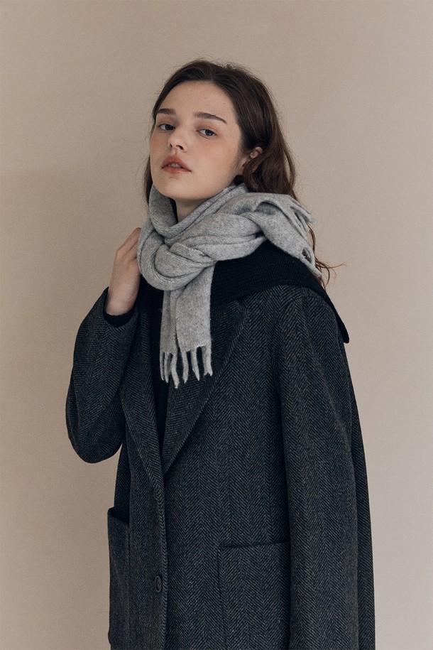 세련된 스타일을 완성하는 [25WT] 세일러 니트 카라 코트 - KHAKI A5WBH84945입니다. 부드러운 촉감의 니트 소재로 제작되어 가을, 겨울 시즌 따뜻하게 착용할 수 있습니다. 롱 기장에 레귤러 핏으로, 클래식하고 베이직한 디자인을 연출하며, 카키 컬러와 무지 패턴이 세련된 분위기를 더합니다. 세일러 코트 타입에 버튼 여밈 방식으로 편안하게 즐길 수 있으며, 출근룩, 모임룩, 데이트룩 등 다양한 TPO에 활용 가능합니다. 미니멀, 시크 스타일을 선호하는 여성에게 추천합니다.
