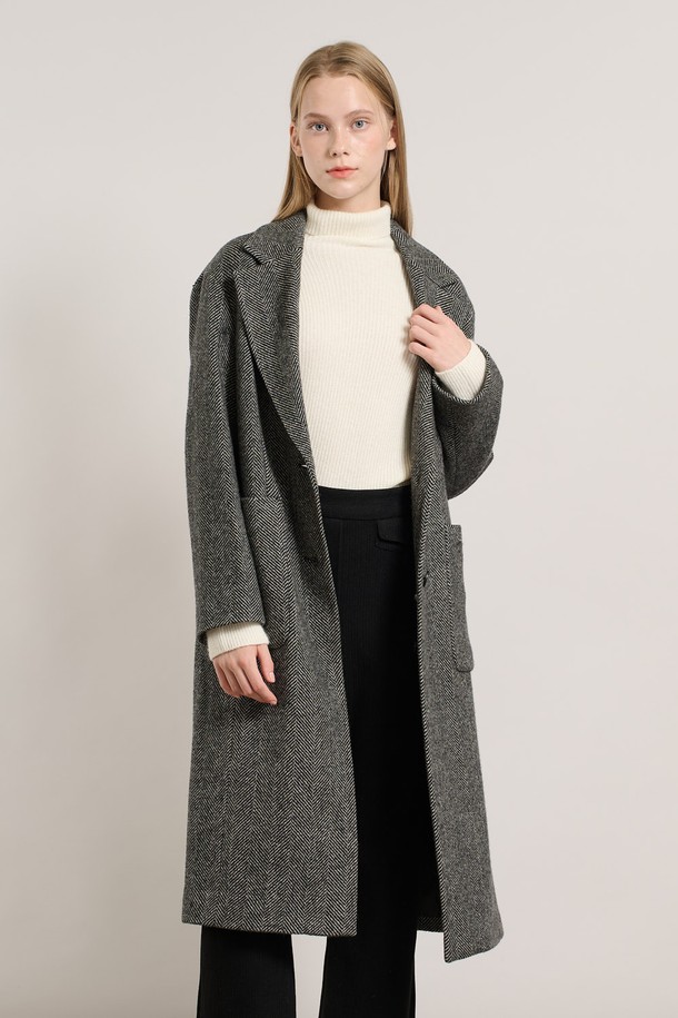 [25WT] 세일러 니트 카라 코트 - BLACK A5WBH84999는 가을, 겨울 시즌 여성의 우아한 스타일을 완성하는 코트입니다. 블랙 컬러의 무지 디자인으로, 출근룩, 오피스룩, 모임룩 등 다양한 TPO에 활용 가능합니다. 울 소재에 두꺼운 두께감으로 따뜻함을 더하며, 세일러 스타일의 니트 카라가 포인트로 클래식하면서도 시크한 분위기를 연출합니다. 레귤러핏의 미디엄 기장으로 편안한 착용감을 선사하며, 싱글 버튼 여밈으로 깔끔하게 마무리됩니다. 베이직하면서도 세련된 디자인으로 두고두고 즐겨 입을 수 있는 아이템입니다.
