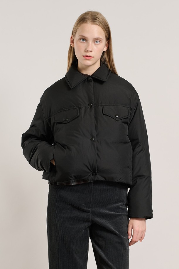 [25WT] 셔츠카라 숏 덕다운 - BLACK A5W9F80399는 여성용으로, 겨울철 일상에서 활용하기 좋은 숏 기장의 블랙 덕다운입니다. 셔츠 카라 디자인과 버튼 여밈 방식으로 캐주얼하면서도 베이직한 스타일을 연출합니다. 겉감은 부드러운 촉감의 나일론 소재로 제작되었으며, 넉넉한 두께감으로 보온성을 높였습니다. 레귤러핏으로 편안하게 착용 가능하며, 긴 소매 기장으로 따뜻함을 더했습니다. 미니멀하고 클래식한 스타일을 선호하는 분들께 추천합니다.
