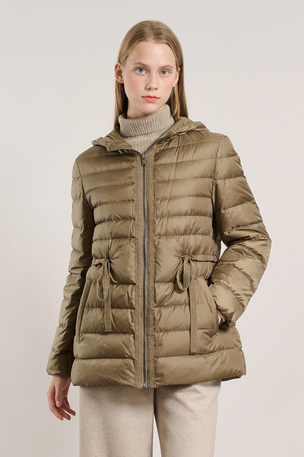 [25WT] 경량 스트링 덕다운 - LIGHT KHAKI A5W9F80781는 가볍고 따뜻한 겨울철 여성 아우터입니다. 라이트 카키 컬러의 무지 디자인으로, 캐주얼 및 베이직 스타일을 연출하기 좋습니다. 부드러운 촉감의 나일론 소재를 사용하여 편안한 착용감을 제공하며, 레귤러핏과 집업 여밈 방식으로 활동성을 높였습니다. 경량 스트링 디테일이 돋보이며, 여행룩이나 산책룩과 같은 일상적인 TPO에 적합합니다. 덕다운 충전재로 보온성을 강화하여 추운 겨울에도 따뜻하게 입을 수 있습니다.
