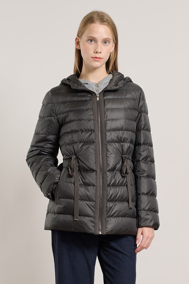 [25WT] 경량 스트링 덕다운 - DARK GRAY(다크 그레이) A5W9F80717는 여성용 아우터로, 겨울철 일상과 출근룩에 적합한 패딩입니다. 캐주얼 및 미니멀 스타일을 추구하는 분들을 위한 무지 디자인의 레귤러핏 크롭 기장 제품입니다. 나일론 소재로 제작되어 부드러운 촉감을 제공하며, 경량 스트링 디자인으로 활동성을 높였습니다. 두꺼운 두께감으로 보온성을 강화한 긴소매 집업 스타일의 덕다운 패딩입니다.
