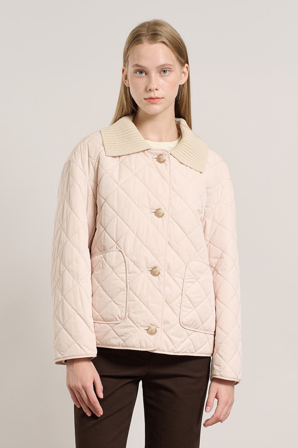 [25WT] 니트 카라 퀼팅 점퍼 - LIGHT BEIGE A5W9R10171는 여성스러운 분위기를 자아내는 라이트 베이지 컬러의 점퍼입니다. 봄, 가을 간절기에 어울리는 얇은 두께감과 부드러운 니트 소재로 제작되어 편안한 착용감을 선사합니다. 퀼팅 처리된 디자인과 카라 디테일이 돋보이며, 레귤러핏과 크롭 기장으로 캐주얼하면서도 스타일리시한 연출이 가능합니다. 데이트룩, 봄 소풍룩 등 다양한 TPO에 활용하기 좋으며, 미니멀, 클래식 스타일을 즐겨 입는 분들께 추천합니다. 집업 스타일로 간편하게 착용할 수 있습니다.
