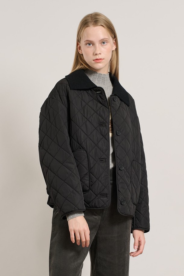 [25WT] 니트 카라 퀼팅 점퍼 - BLACK A5W9R10199는 여성용 아우터 점퍼입니다. 캐주얼하고 베이직한 스타일의 블랙 컬러 퀼팅 점퍼로, 가을과 겨울에 따뜻하게 착용할 수 있습니다. 촘촘한 니트 소재와 부드러운 촉감이 특징이며, 두꺼운 두께감으로 보온성을 높였습니다. 레귤러 핏에 긴 소매, 카라 디테일과 버튼 여밈 방식을 적용하여 클래식하면서도 미니멀한 무드를 연출합니다.
