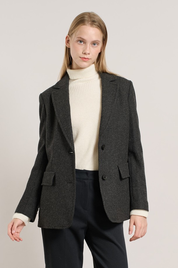 [25WT] 스티치 싱글 재킷은 차콜 그레이 색상의 여성용 싱글 재킷입니다. 울 소재에 두꺼운 두께감으로 봄, 가을 시즌에 착용하기 좋으며, 일상 및 오피스룩, 출근룩, 모임룩 등 다양한 TPO에 활용할 수 있습니다. 베이직하고 클래식한 스타일을 기반으로, 미니멀한 무드를 더해 세련된 룩을 연출합니다. 레귤러 핏에 긴 소매와 싱글 버튼 여밈, 그리고 스티치 디테일이 돋보이는 디자인입니다.
